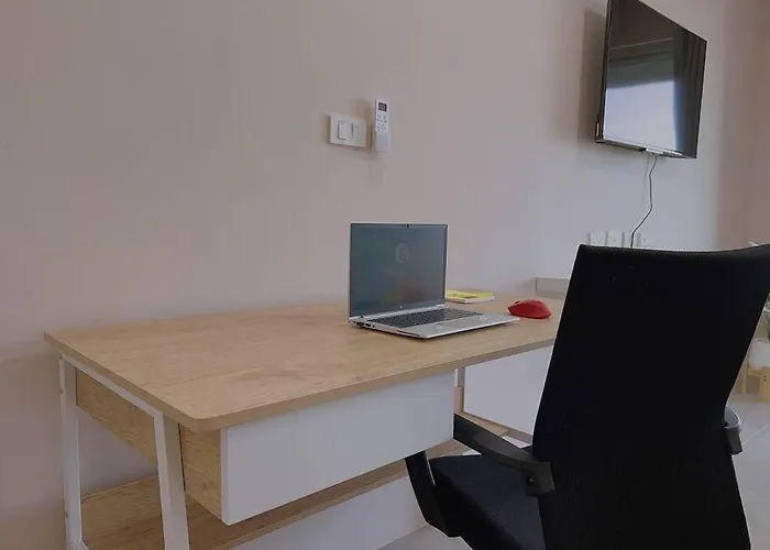 29th Floor Studio, Cozy Workplace Monthly Apartment